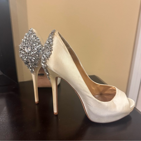 Shoes - Badgley Mischka Kiara Bridal Pump Heel Size: 7.5